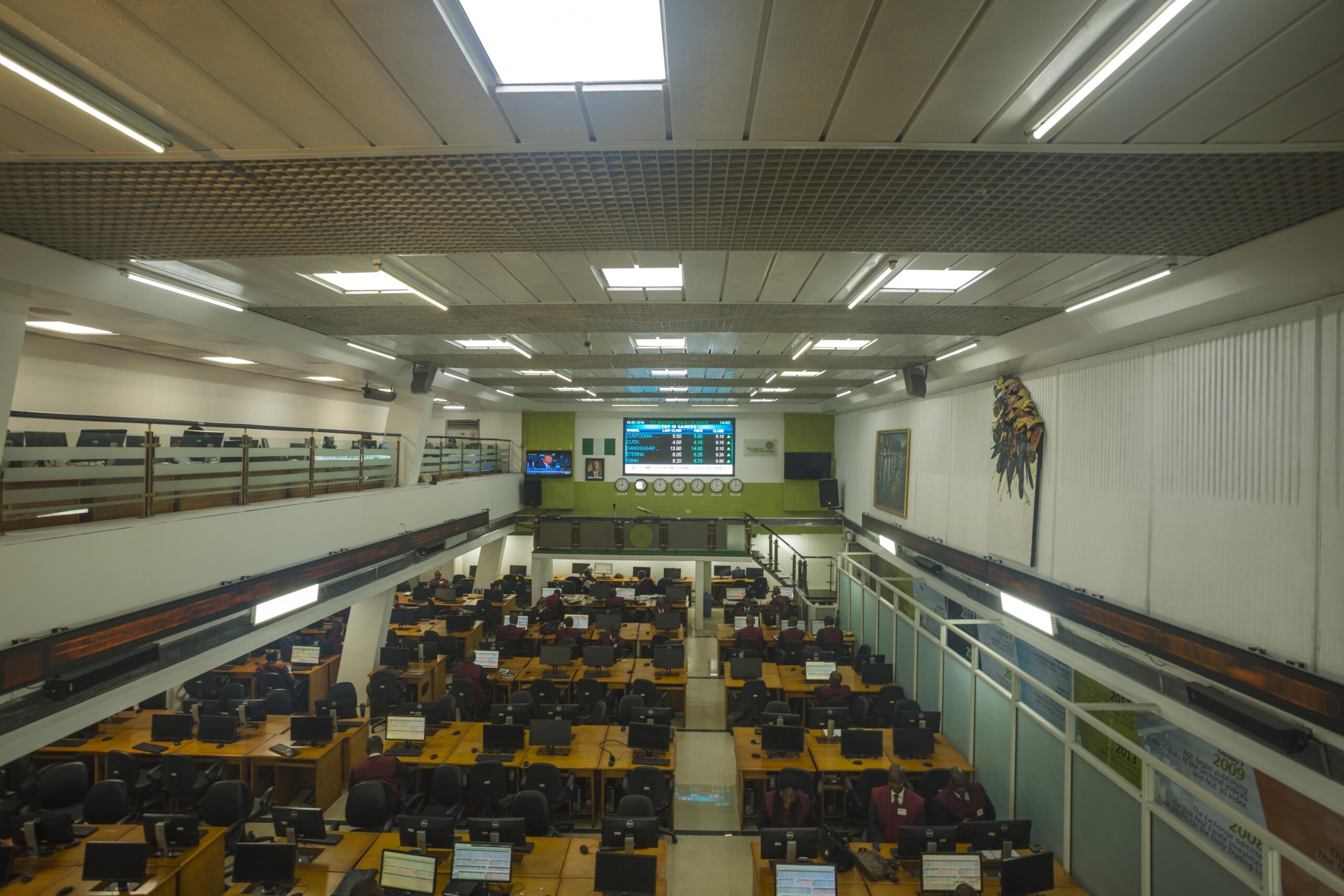 Trading floor image used to illustrate stock market concentration and portfolio risk